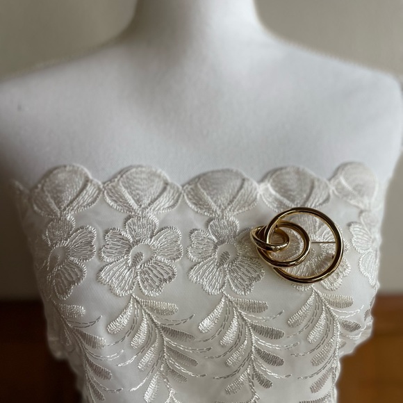 Circle hoop Gold Tone Brooch - Picture 10 of 10